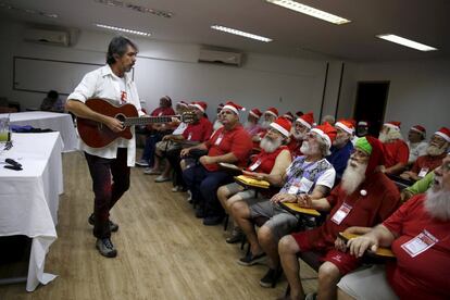 Un profesor de guitarra durante una clase de cantos navideños.