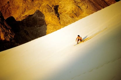 El 'sandboard' (snowboard sobre arena) es uno de los grandes atractivos del Cerro Blanco, la duna más alta del mundo (1.176 metros), en el desierto peruano de Sechura. El otro son las cercanas y enigmáticas líneas de Nazca.