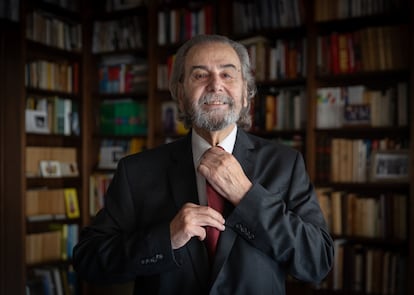 Juan Carlos Maqueda se acomoda la corbata al inicio de la entrevista.
