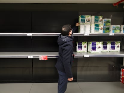Estanterías para el papel higiénico en un supermercado del centro de Madrid, el pasado 18 de marzo.