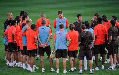 Guardiola habla con sus jugadores en el primer entrenamiento en que dirigi&oacute; al Barcelona en el a&ntilde;o 2008.