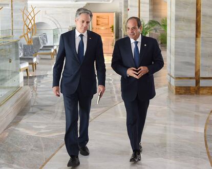 Antony Blinken, con el presidente de Egipto, Abdelfatá Al Sisi, este martes en El Alamein.