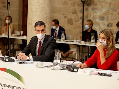 El presidente del Gobierno, Pedro Sánchez, junto a la vicepresidenta segunda y ministra de Trabajo, Yolanda Díaz (a la derecha de la imagen), y la vicepresidenta primera y ministra de Economía, Nadia Calviño, en la XXXII Cumbre Hispano-Portuguesa en la localidad cacereña de Trujillo, este jueves.