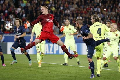 El Jugador del París Saint-Germain Marco Verratti (2d) Remata de cabeza el Segundo gol del PSG ante El Portero del FC Barcelona, ​​Ter Stegen.