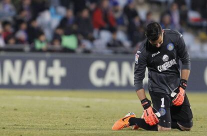 Moyá se lamenta de un gol encajado.