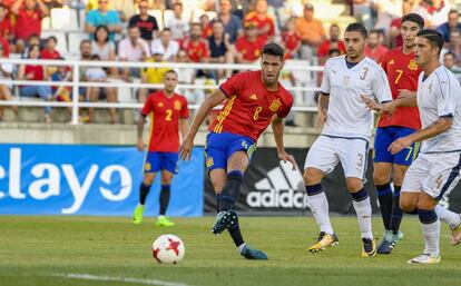 Mikel Merino define en el primer gol de la sub-21. 