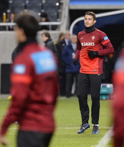 Cristiano Ronaldo, durante el calentamiento en Estocolmo.