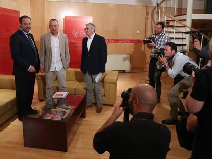 El socialista Jose Luis Abalos y Joan Baldoví en su encuentro en el Congreso.