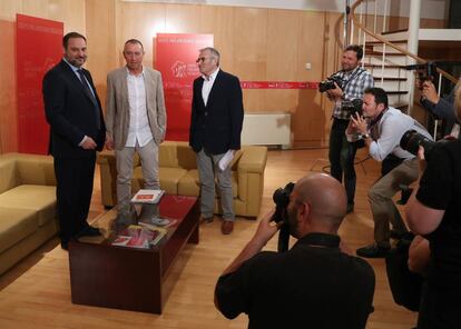 El socialista Jose Luis Abalos y Joan Baldoví en su encuentro en el Congreso.