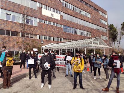 Estudiantes de la Universidad Autónoma de Madrid (UAM) durante una concentración este viernes en el campus de Cantoblanco.