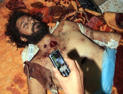 El cadáver de Mutasim, hijo de Gadafi, exhibido en Misrata.