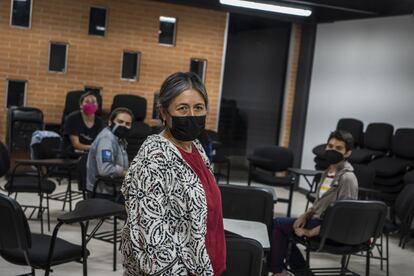 La actriz Mercedes Hernández imparte clase a los alumnos del taller de teatro en la escuela "Utopía Papalotl".