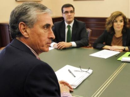 J&aacute;uregui y S&aacute;enz de Santamar&iacute;a, en la primera reuni&oacute;n.