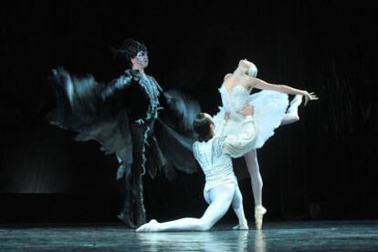 Un momento de <b><i>El lago de los cisnes</b></i> que interpretará en el Teatro Cervantes de Málaga el Ballet del Teatro Nacional Ruso.