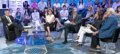A la izquierda, Jordi González, presentador de La noria, con algunos de sus tertulianos habituales.