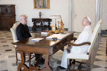 León XIV durante su encuentro con el jesuita James Martin, referente católico de apoyo al colectivo LGTBIQ+, el pasado lunes.