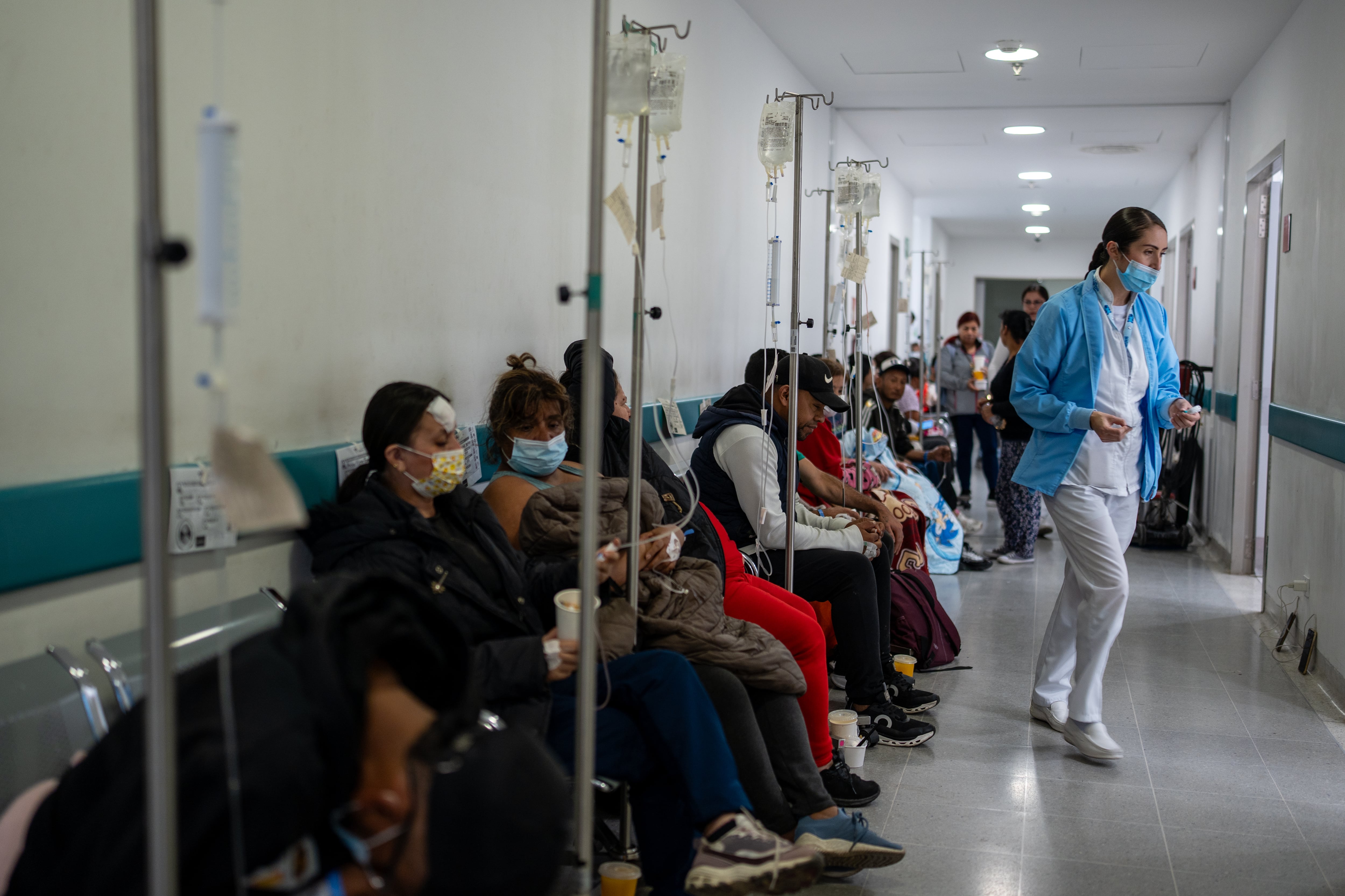 Varios pacientes esperan en urgencias, en el Hospital de Bosa, en Bogotá, el 7 de octubre.