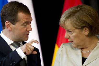 El presidente ruso, Dmitri Medvédev, conversa con la canciller alemana, Angela Merkel, ayer en Hannover.