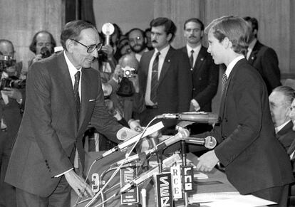 2 de octubre de 1982. El escritor Miguel Delibes recibe de manos de don Felipe de Borbón el premio Príncipe de Asturias de Letras 1982, en Oviedo.