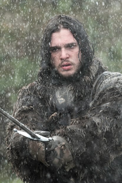 JON SNOW EN 'JUEGO DE TRONOS' – Se crió como un bastardo y acabó convirtiéndose en el Lord Comandante de la Guardia de la Noche. Se suponía que su origen era vergonzoso, pero solo intentaban disimular su verdadera identidad. Jon Snow era el elegido, el salvador de Poniente, un guerrero de corazón noble destinado a salvar a la humanidad de un peligro nunca visto. Un héroe sin parangón. Al menos sobre el papel. 