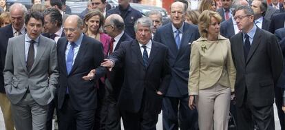 En primera l&iacute;nea, de izquierda a derecha, Ignacio Gonz&aacute;lez, Gerardo D&iacute;az Ferr&aacute;n, Arturo Fern&aacute;ndez, Esperanza Aguirre y Alberto Ruiz-Gallard&oacute;n, en un acto de CEIM en 2010. 