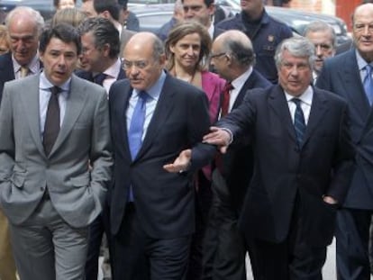 En primera l&iacute;nea, de izquierda a derecha, Ignacio Gonz&aacute;lez, Gerardo D&iacute;az Ferr&aacute;n, Arturo Fern&aacute;ndez, Esperanza Aguirre y Alberto Ruiz-Gallard&oacute;n, en un acto de CEIM en 2010. 