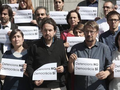 Podemos deputies outside Congress protesting the Barcelona arrests.