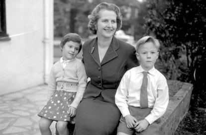 Margaret Thatcher, entre sus hijos gemelos Carol y Mark en 1959.