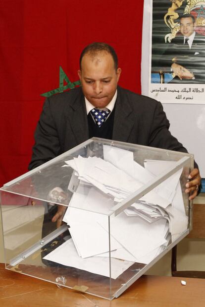 El presidente de una mesa electoral en Rabat se prepara para iniciar el recuento de votos.