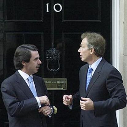 Aznar y Blair, en el 10 de Downing Street de Londres, residencia del primer ministro británico, el pasado abril.