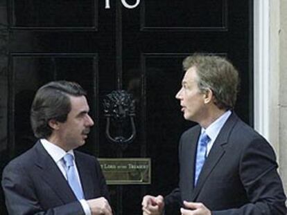 Aznar y Blair, en el 10 de Downing Street de Londres, residencia del primer ministro británico, el pasado abril.