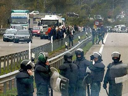 Agentes de la Guardia Civil, durante el corte de la autovía entre Asturias y León.