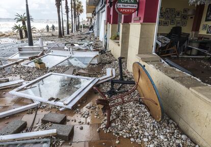 Estado en el que quedó el paseo de Jávea (Alicante) durante el temporal Gloria.