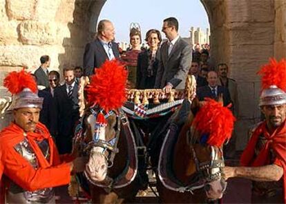 El Rey, acompañado del presidente Asad, durante la visita real a la ciudad histórica de Palmira.
