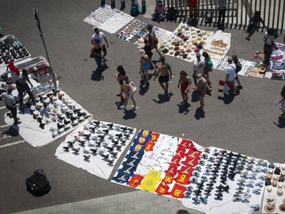 'Top manta' en el passeig Joan de Borbó de Barcelona