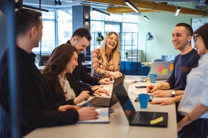 Varias personas trabajando. Getty Images