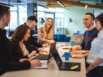 Varias personas trabajando. Getty Images