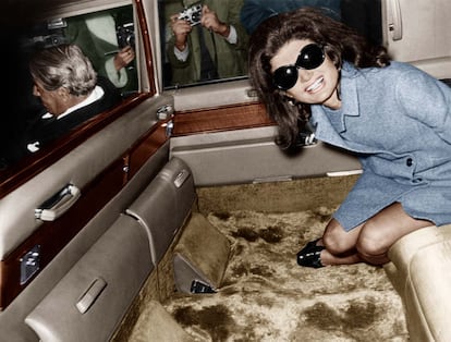 1968 se convirtió en el año en que Jacqueline Kennedy pasó a ser Jacqueline Onassis. Se casó con el millonario en 1968 (en la foto, está sentado en el asiento delantero) y su matrimonió duró hasta la muerte del magnate, en 1975.