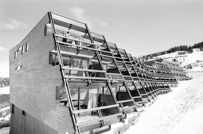 En 1967, Charlotte Perriand y Roger Godino, fundador de la estación de invierno Les Arcs, comenzaron a desarrollar, mano a mano, este lugar destacado de los deportes de invierno, guiados por un enfoque humanista de las vacaciones en la montaña.