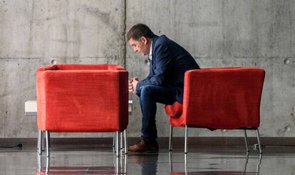 El coordinador general de EH Bildu Arnaldo Otegi prepara su intervención.