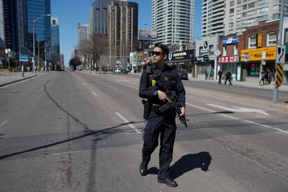 Un agente de policía patrulla las inmediaciones tras el atropello en Toronto.