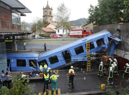 El tren de cercanías empotrado contra un muro de la estación de Lezama (Vizcaya).