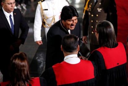 El presidente de Bolivia, Evo Morales, saluda a su llegada a la Corte Suprema de Caracas para la ceremonia de inauguración del segundo Mandato de Maduro. 