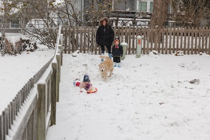 Una mujer juega en la nieve con su familia en Shawnee, Kansas. 