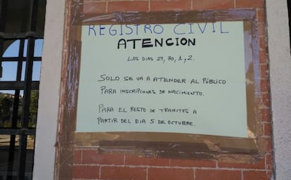 Cartel colgado en el Registro Civil de Aranjuez.