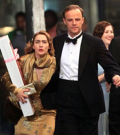 Kate Winslet y Brian. F. O'Byrne, en una escena de <i>Mildred Pierce. </i>