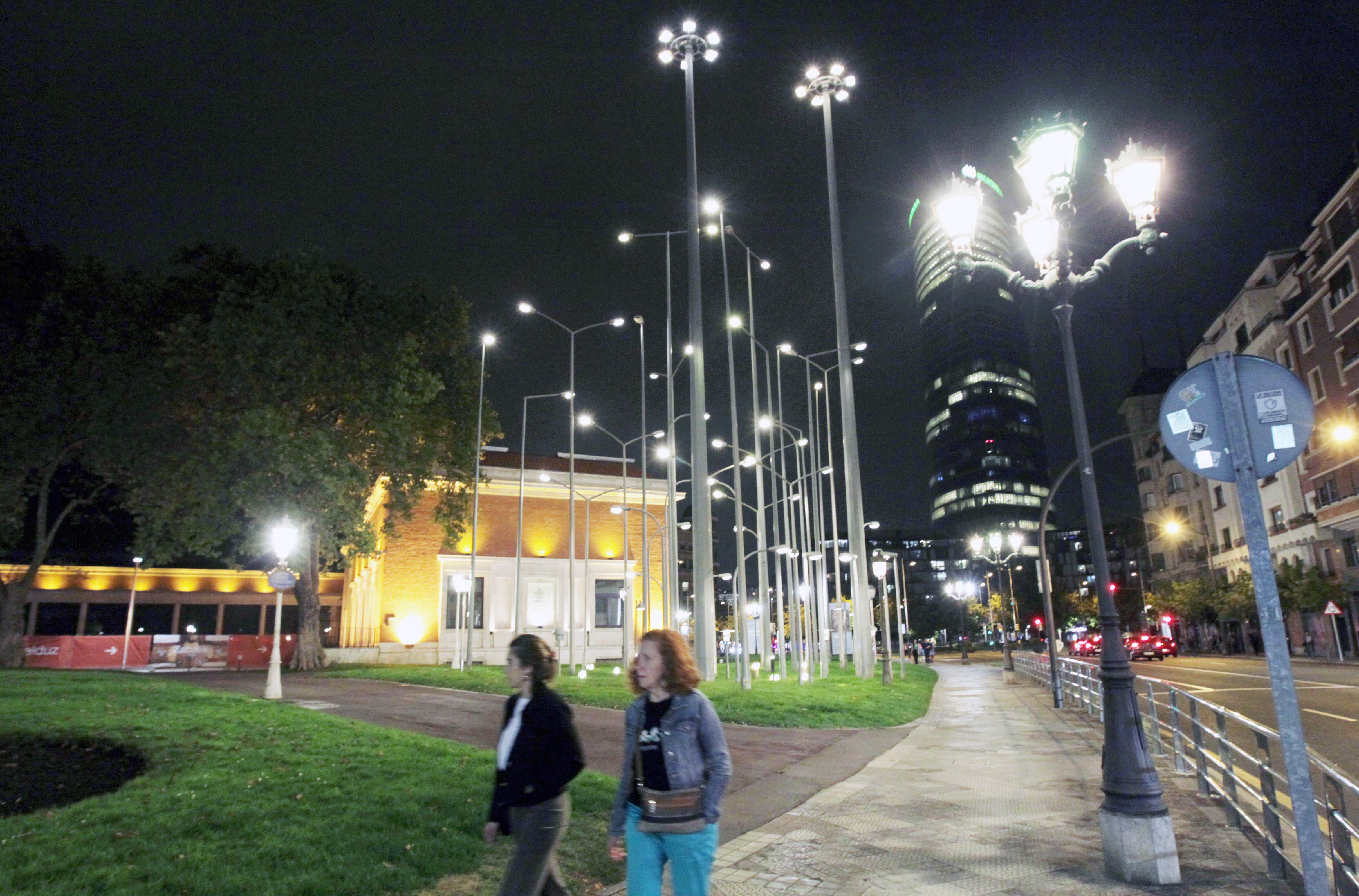 Conjunto de farolas en Bilbao, una obra artística de Juan Luis Moraza.