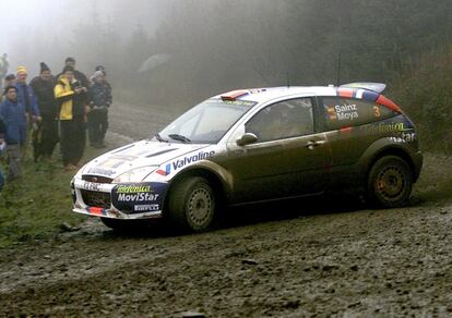 El piloto, a bordo de su Ford Focus durante el Rally de Gran Bretaña, última prueba puntuable para el Mundial de 2001.