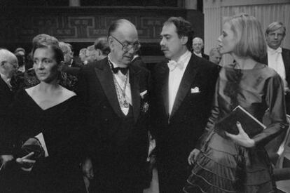 Marina Castaño, Camilo José Cela, su hijo, Cela Conde y la esposa de éste, Giselle, en Estocolmo en la ceremonia del Nobel de 1989.