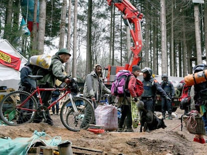 Moment del desallotjament dels activistes el 2010.